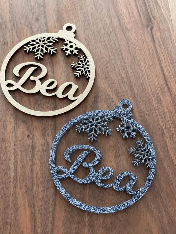 Weihnachtliche, personalisierte Holzanhänger mit Lasergravur