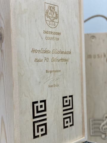 Erinnerungsbox mit individueller Gravur erstellen