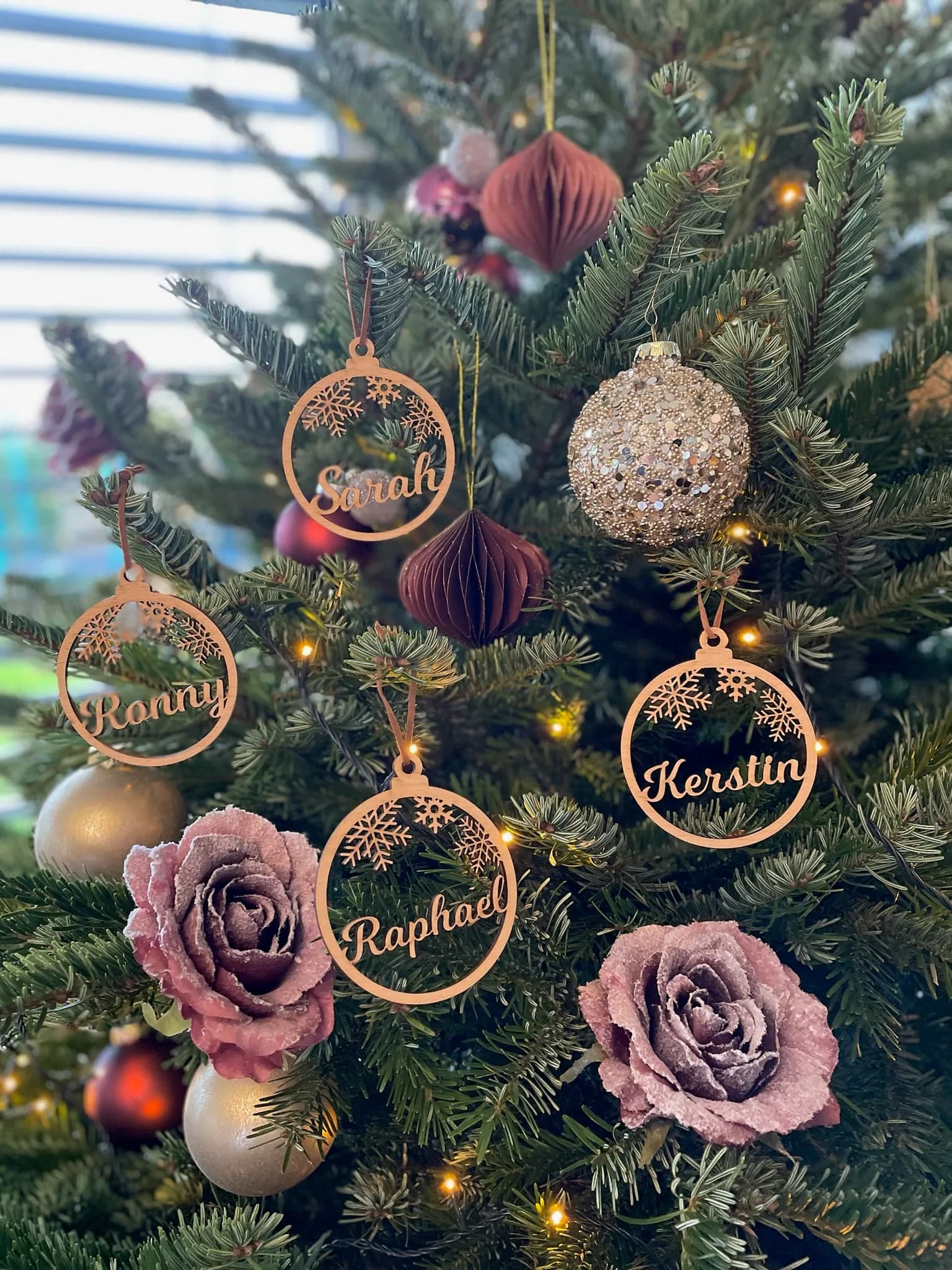 Personalisierte Holz-Christbaumkugeln verschenken
