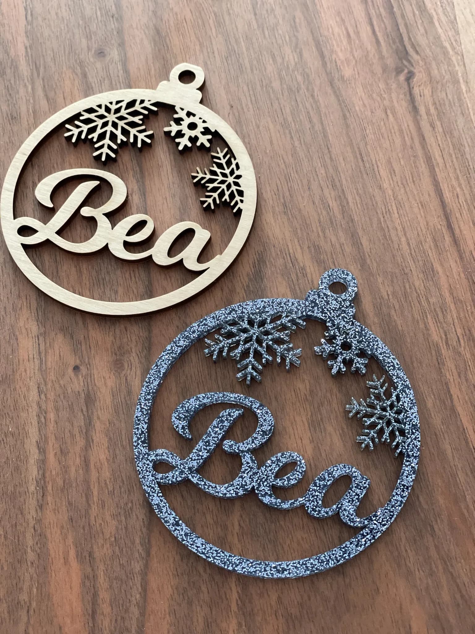 Weihnachtliche, personalisierte Holzanhänger mit Lasergravur